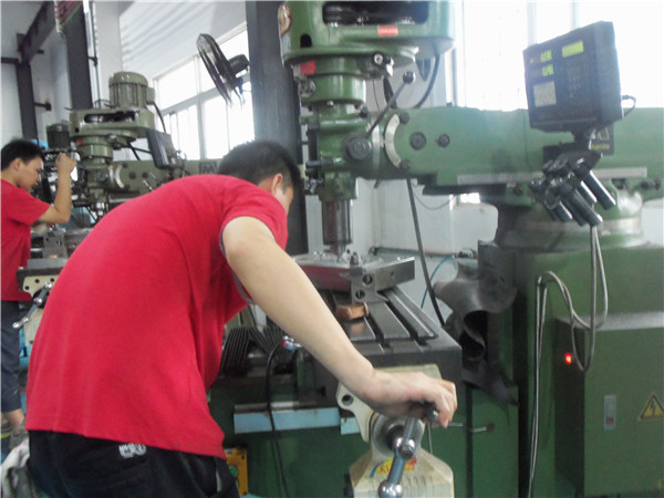 旭錦塑膠模具有限公司，模具車間人員工作操作