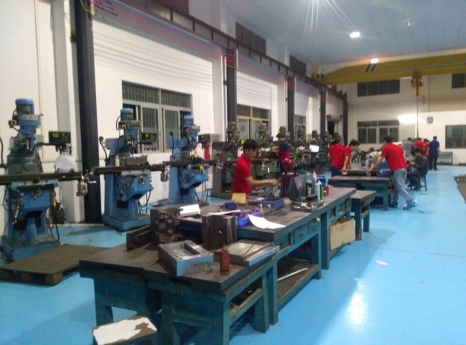 旭錦塑膠模具有限三個(gè)，模具部