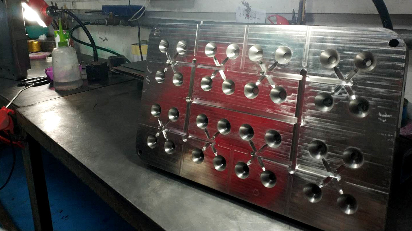 旭錦塑膠模具，模房